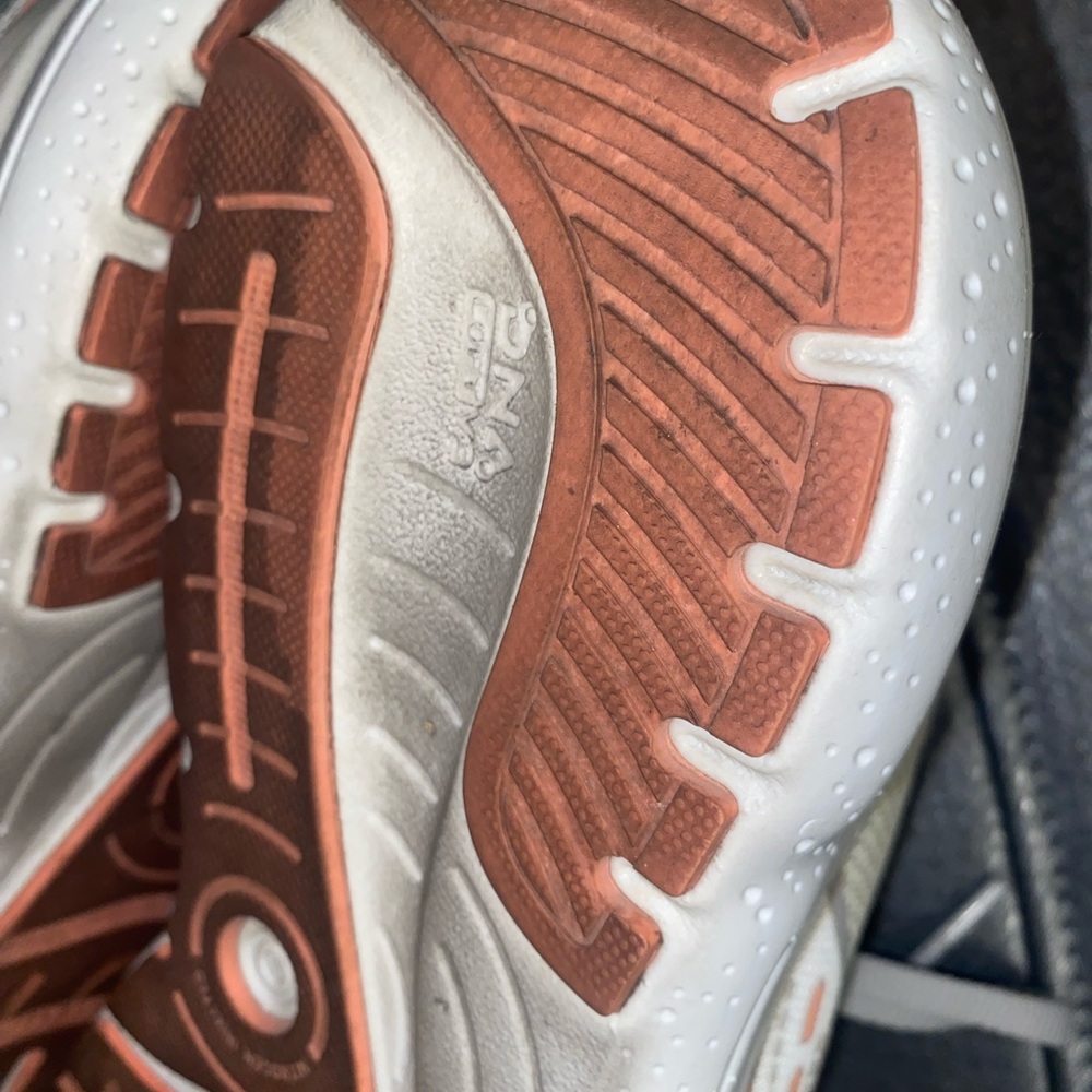 Brooks Glycerin 20 Women's
Oyster/Latigo Bay/Coral size 7.5 - Picture 8 of 10